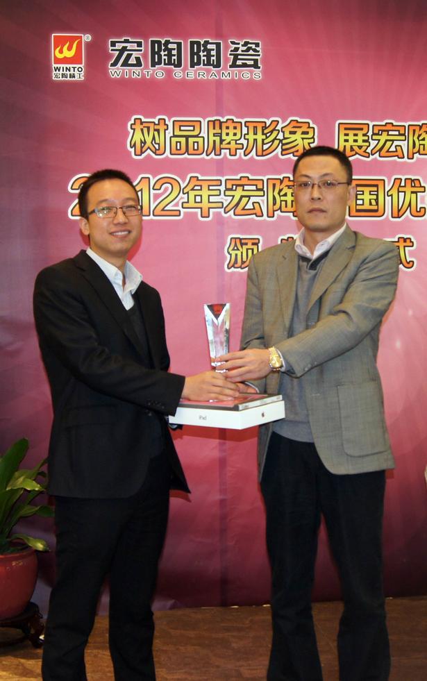 图7、太阳城官网抛光砖销售副总张彦为山东青岛太阳城官网专卖店代表颁奖