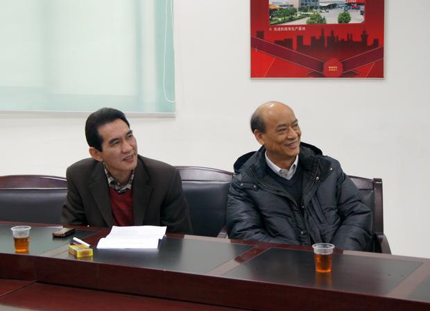 图2、企业副总欧家瑞（右一）、太阳城官网销售总司理陆志江对参评专卖店装修效果感应知足