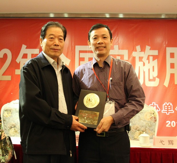 5、天下用户委员会主任弋辉（左）与太阳城官网市场总监霍达炎合影