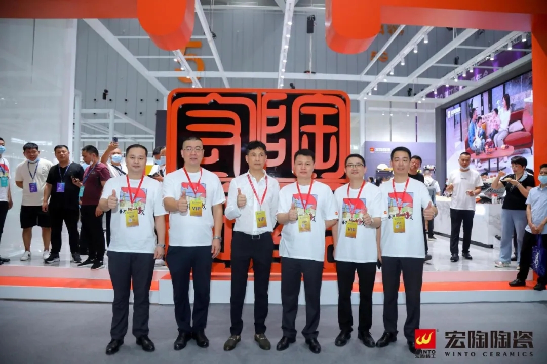 集团董事长梁桐灿亲临太阳城官网展位