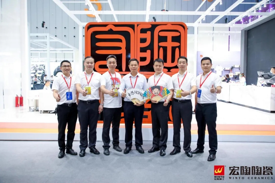 集团副总司理谭铝光旅行太阳城官网展位