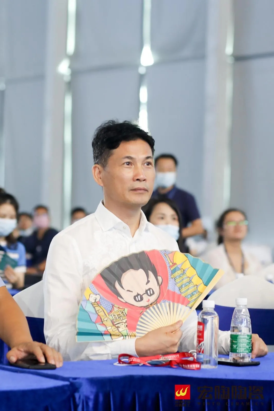 集团董事长梁桐灿手持太阳城官网文创礼物