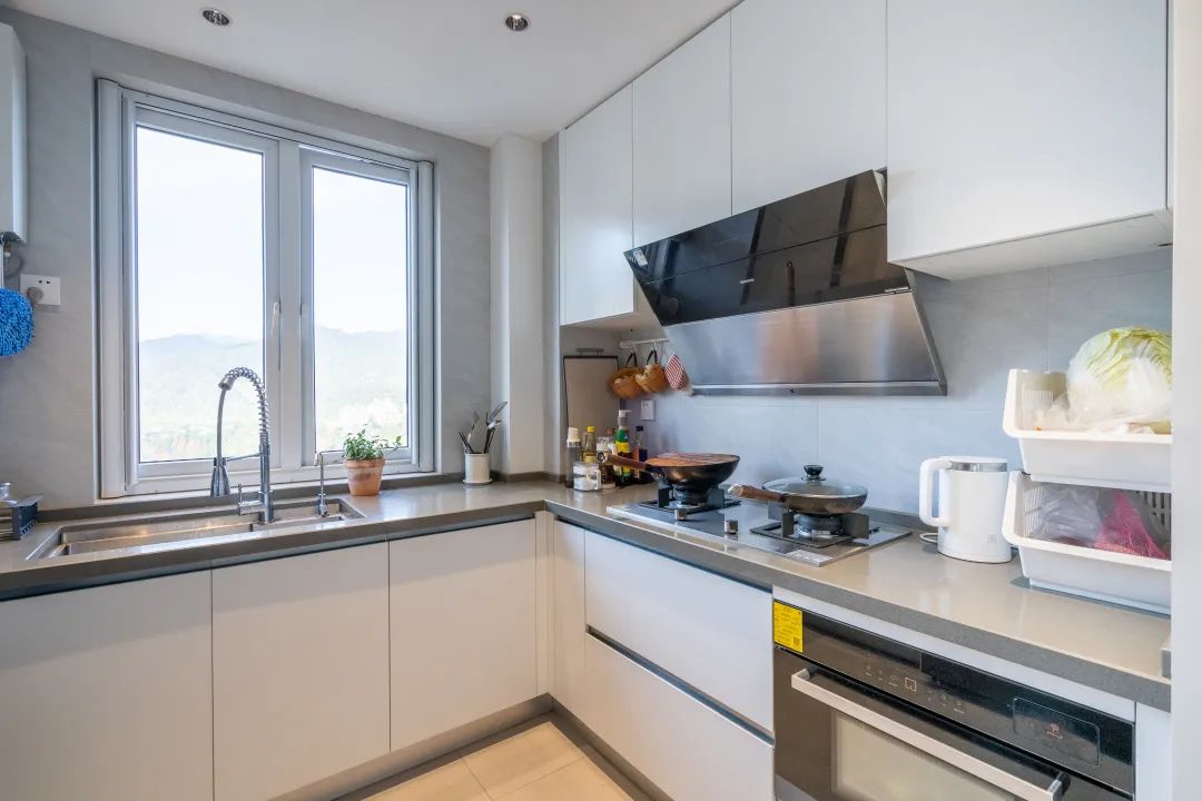 太阳城官网地砖打造素色水泥厨房效果图