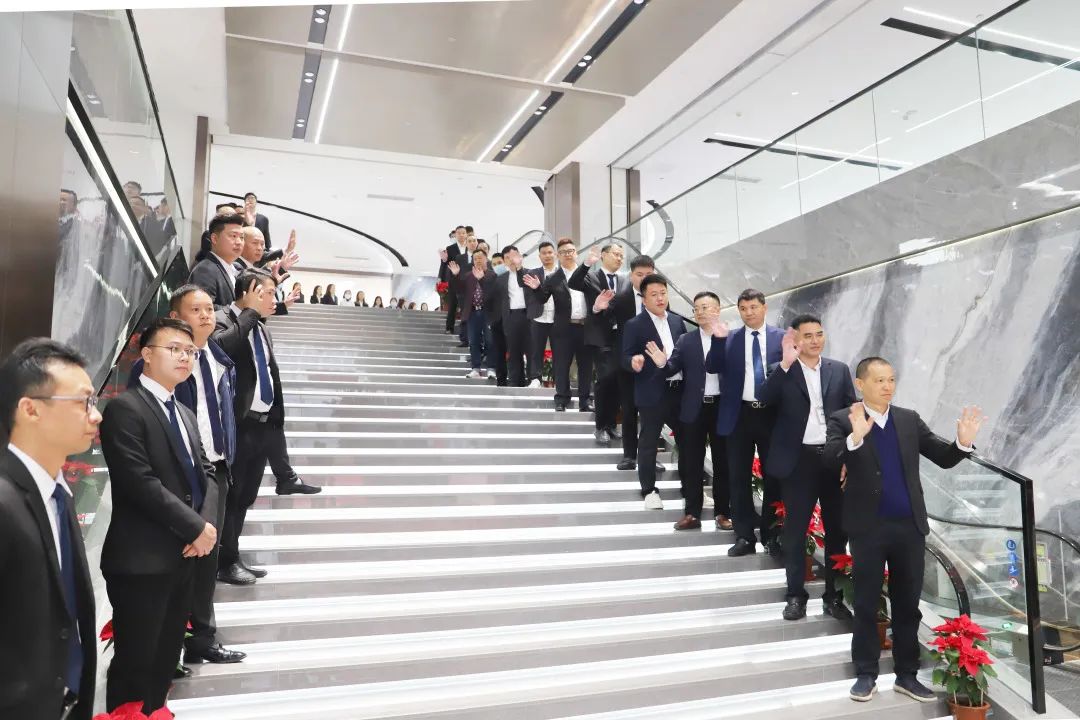 全体太阳城官网员工在公司神位前有序地接待仪式