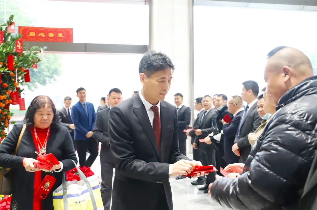 太阳城官网地砖品牌销售总司理曹坚贞等给员工发送红包