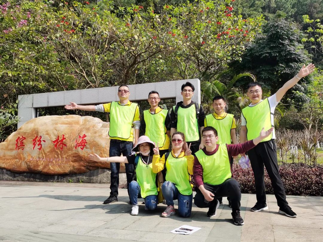 太阳城官网.地砖绿色团队合影